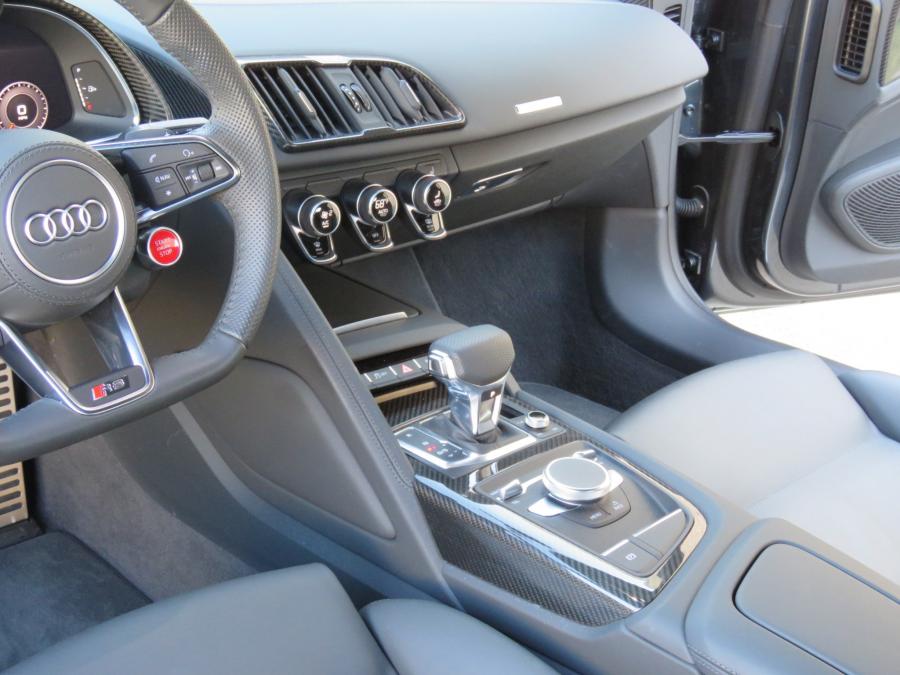 Интерьер Audi R8 RWS 2018 года  (фото 51 из 70)